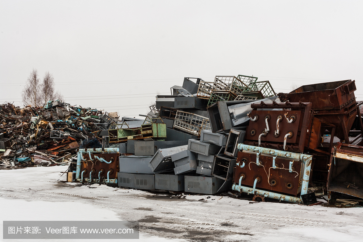 两大块废金属堆在雪地上。